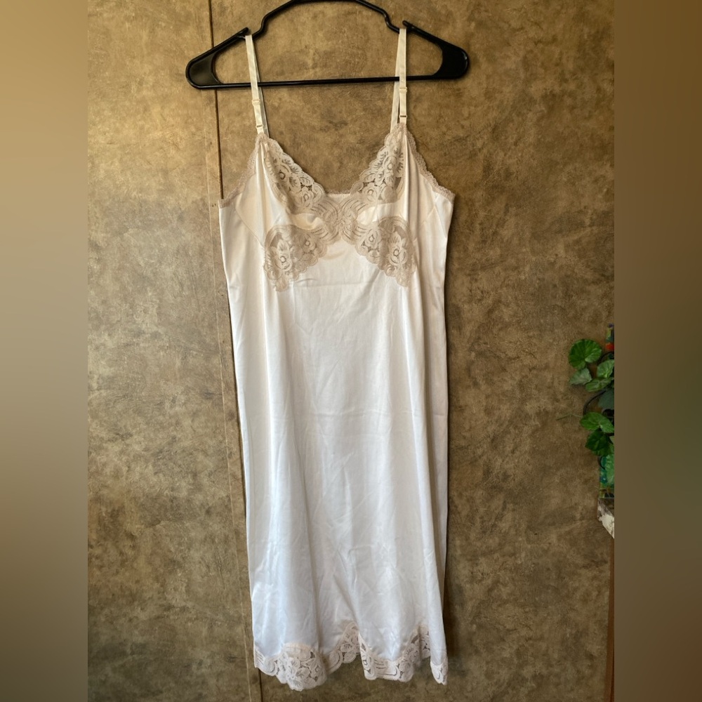 🛑 SOLD Vintage Vanity Fair Large 34 cream floral lace full slip Lingerie Dress